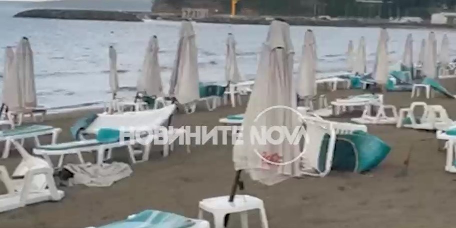 Мощна буря удари Южното Черноморие преди час Едно от най пострадалите